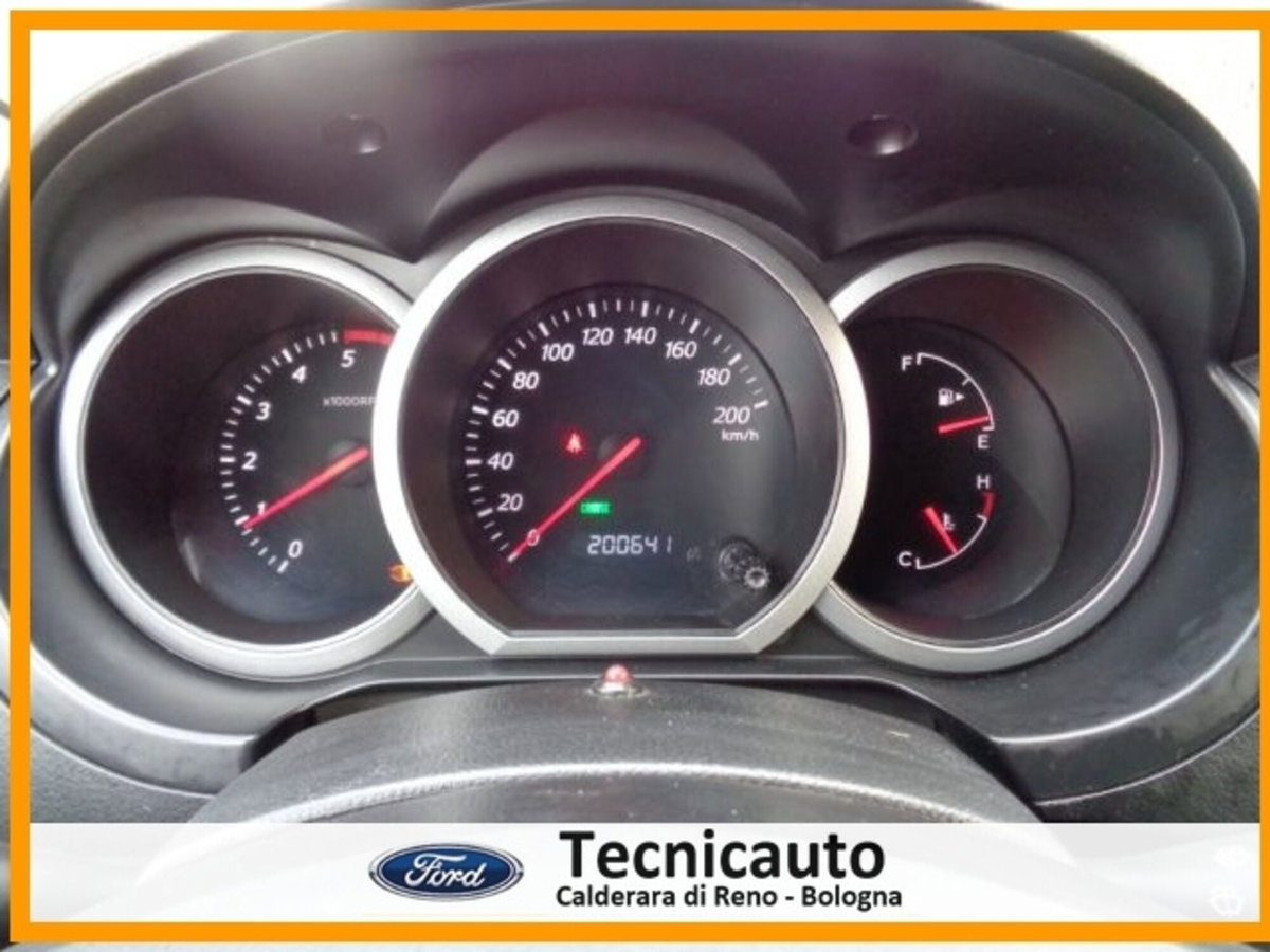 Suzuki Grand Vitara 1.9 DDiS 5 porte Executive (14)