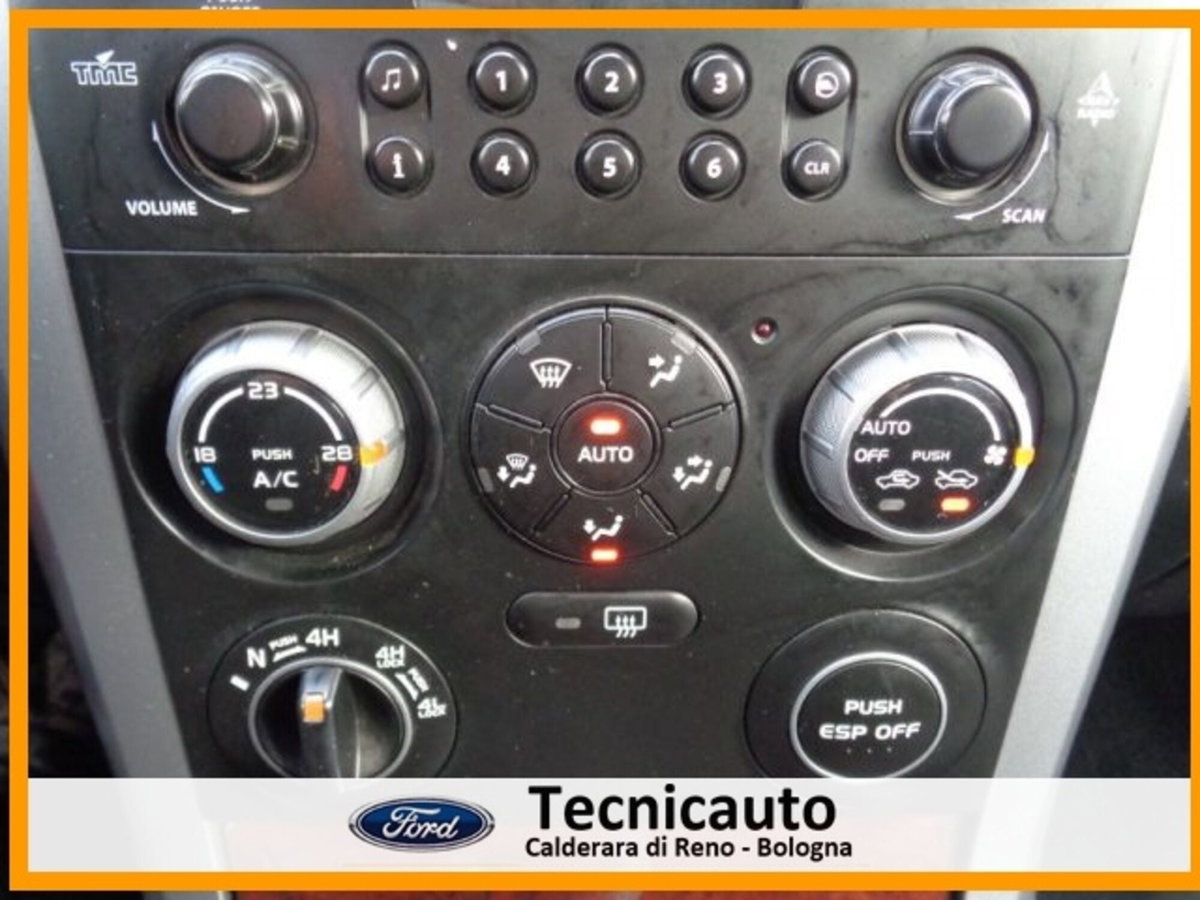 Suzuki Grand Vitara 1.9 DDiS 5 porte Executive (18)