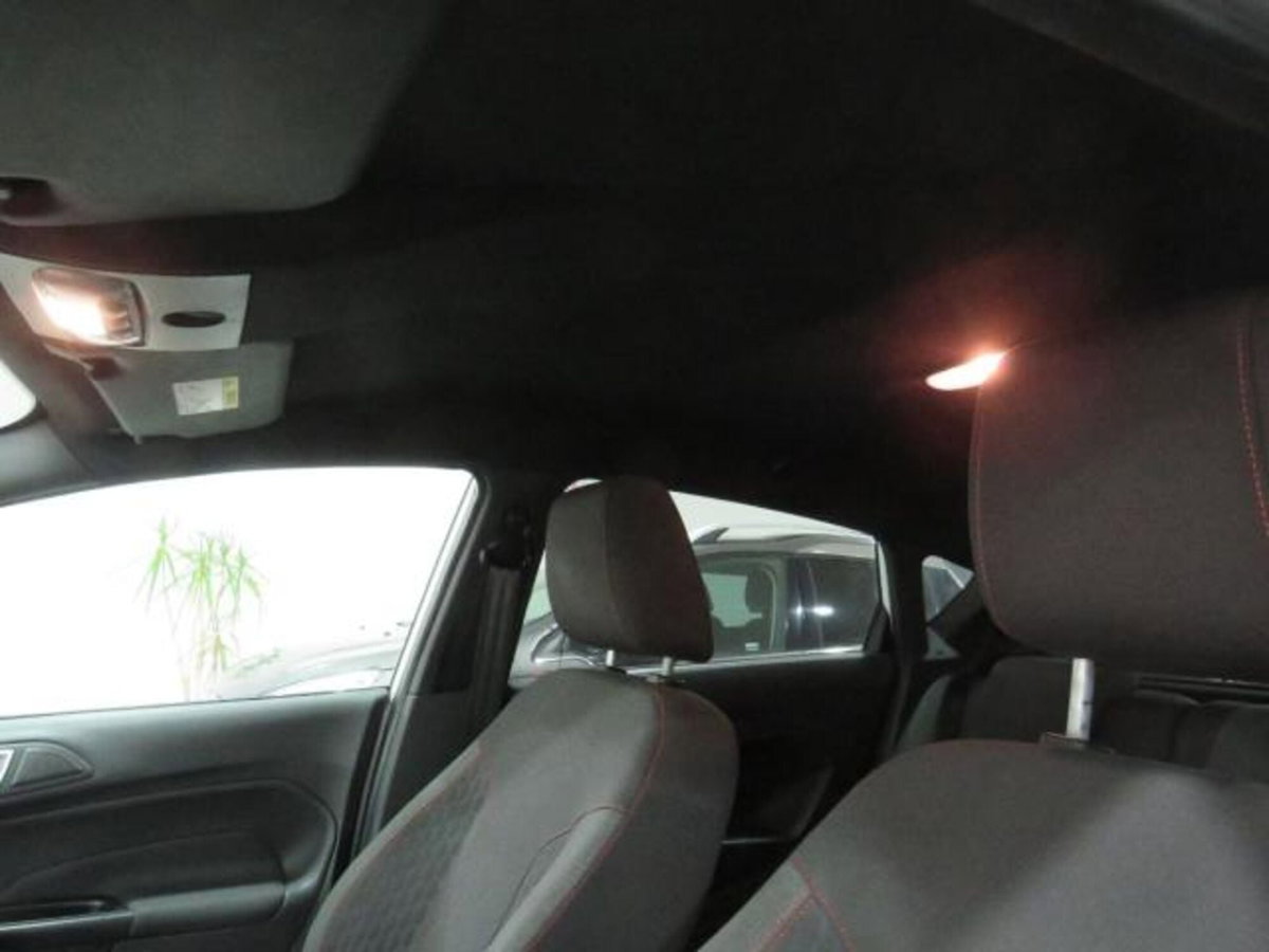 Ford Fiesta 1.5 TDCi 75CV 5 porte ST-Line (12)