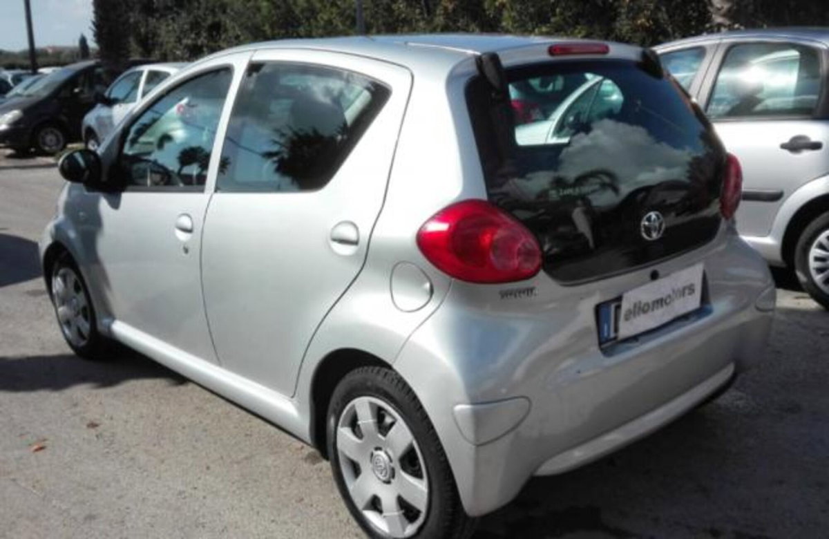Toyota Aygo 1.turbodiesel 5 porte Sol (2)
