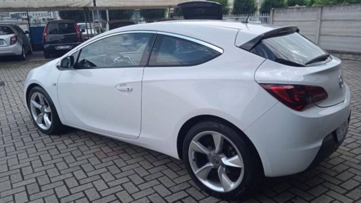 Opel Astra GTC 1.4 Turbo 120CV S&S 3 porte Cosmo (2)