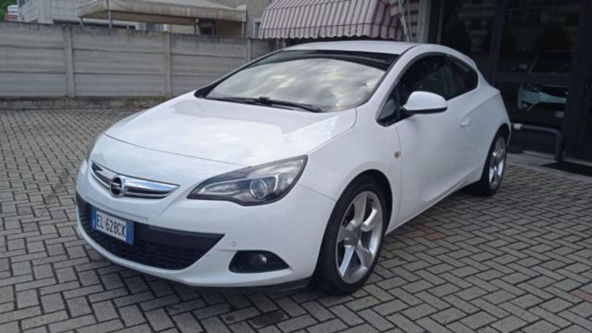 Opel Astra GTC 1.4 Turbo 120CV S&S 3 porte Cosmo (5)