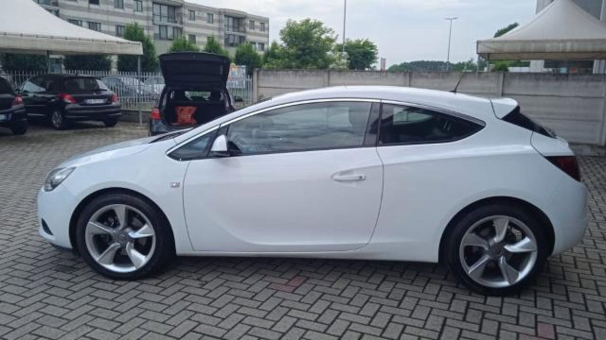 Opel Astra GTC 1.4 Turbo 120CV S&S 3 porte Cosmo (7)