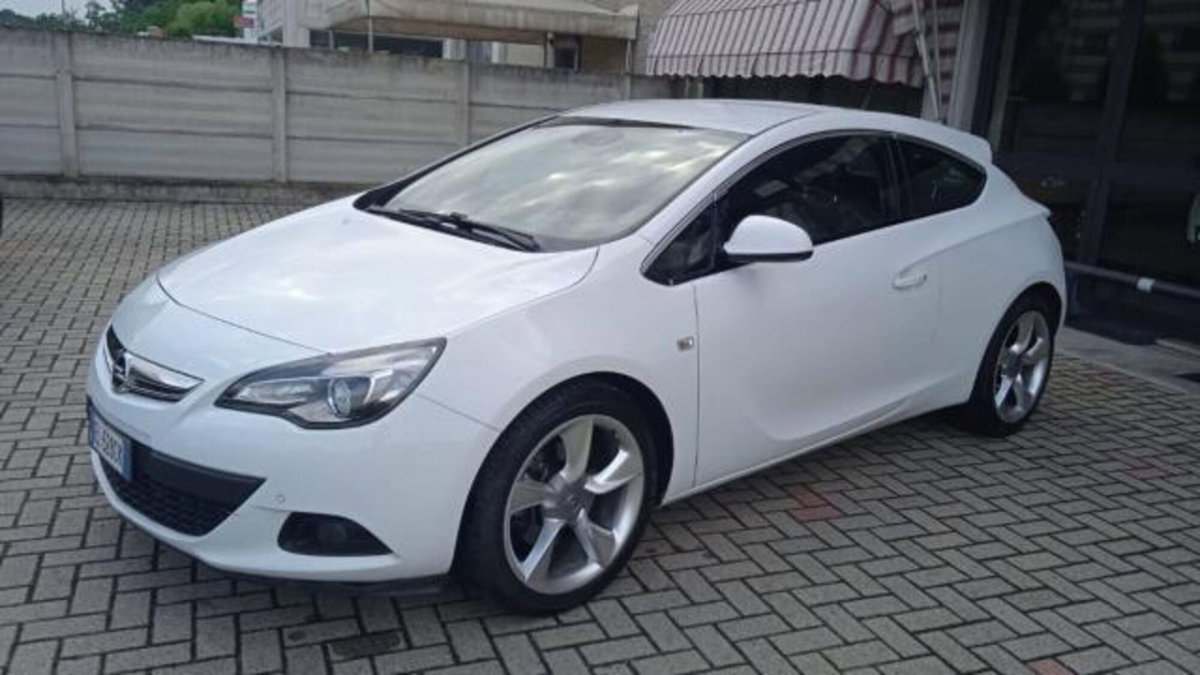 Opel Astra GTC 1.4 Turbo 120CV S&S 3 porte Cosmo (8)