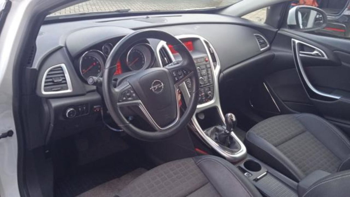 Opel Astra GTC 1.4 Turbo 120CV S&S 3 porte Cosmo (9)