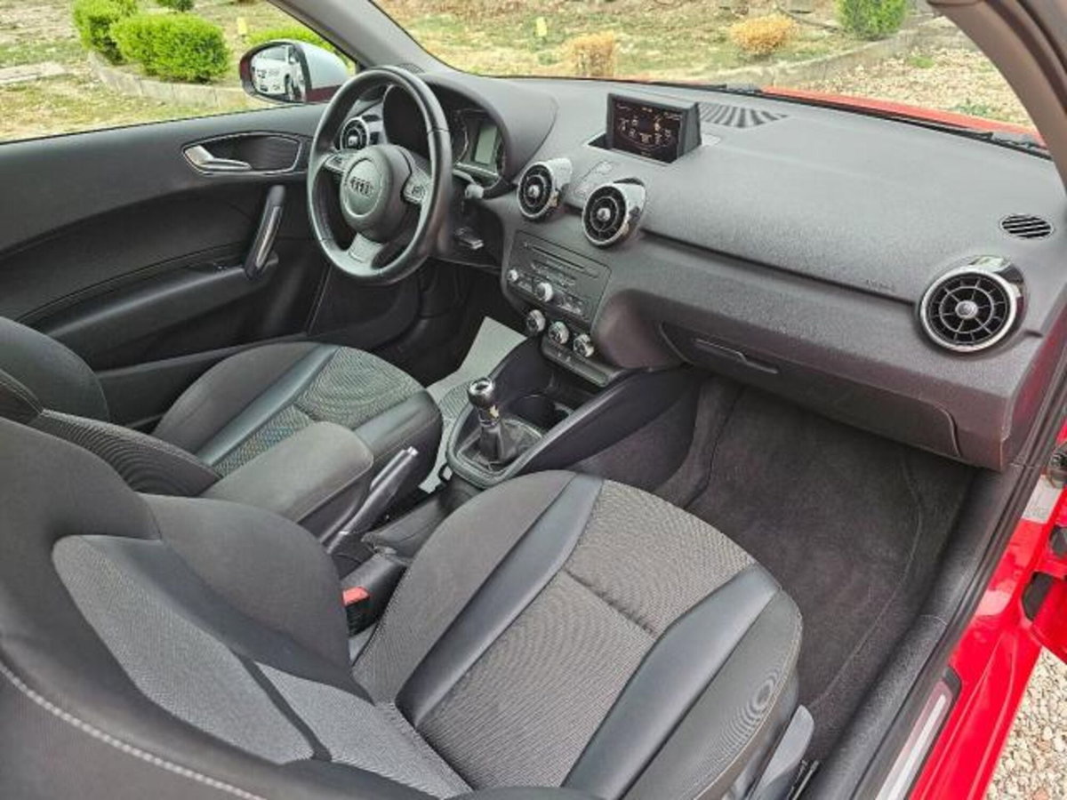 Audi A1 1.6 TDI 105 CV Attraction (19)