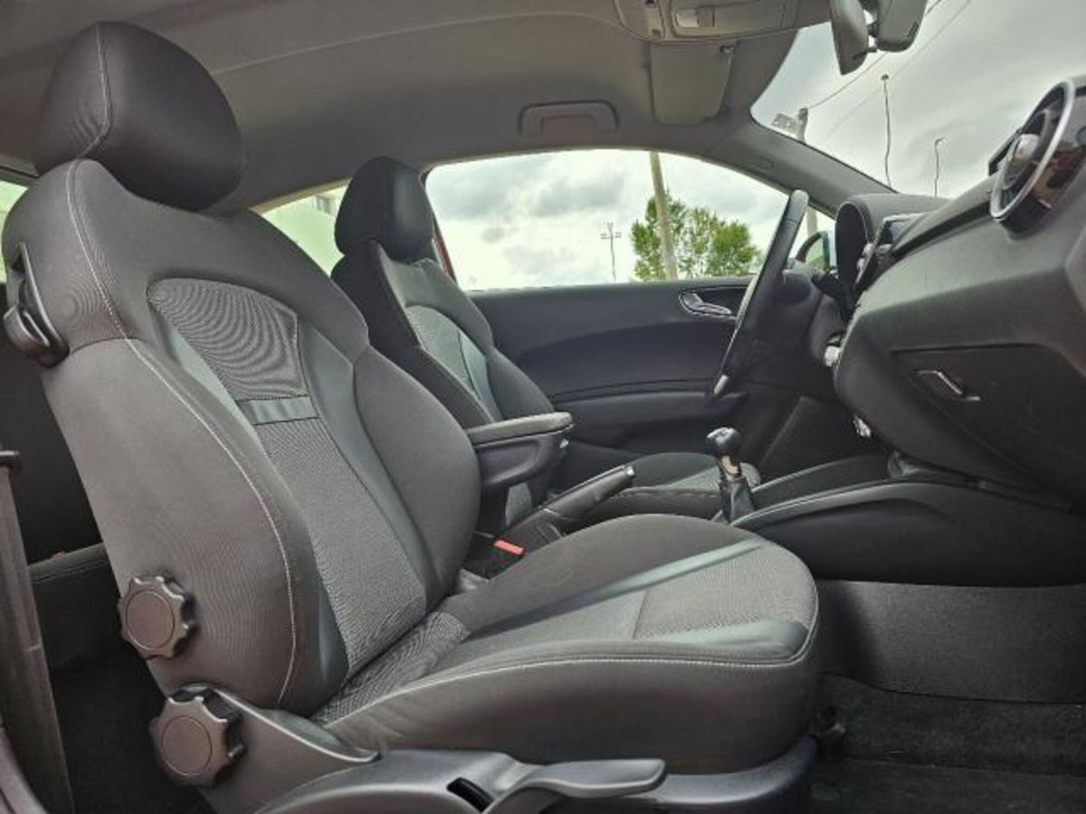 Audi A1 1.6 TDI 105 CV Attraction (20)
