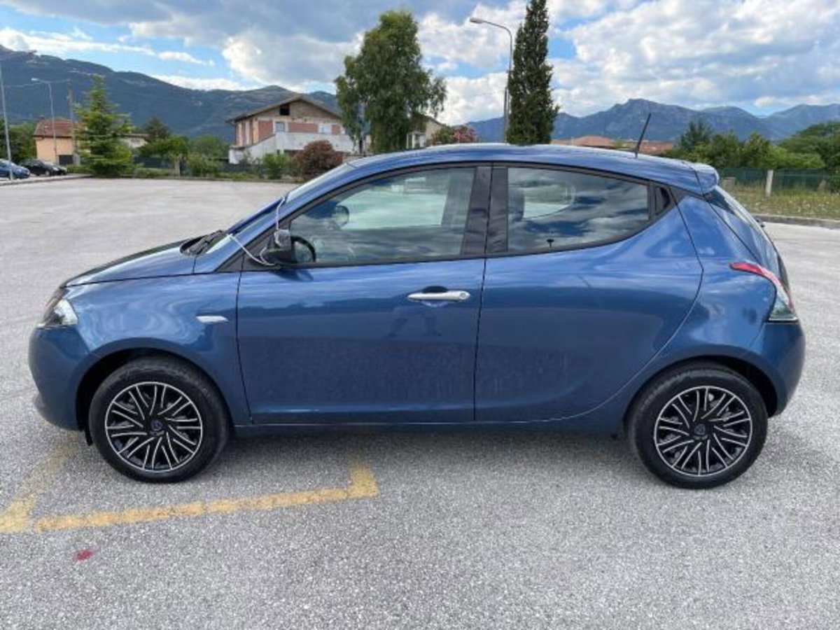 Lancia Ypsilon 1.0 FireFly 5 porte S&S Hybrid Ecochic Gold (2)