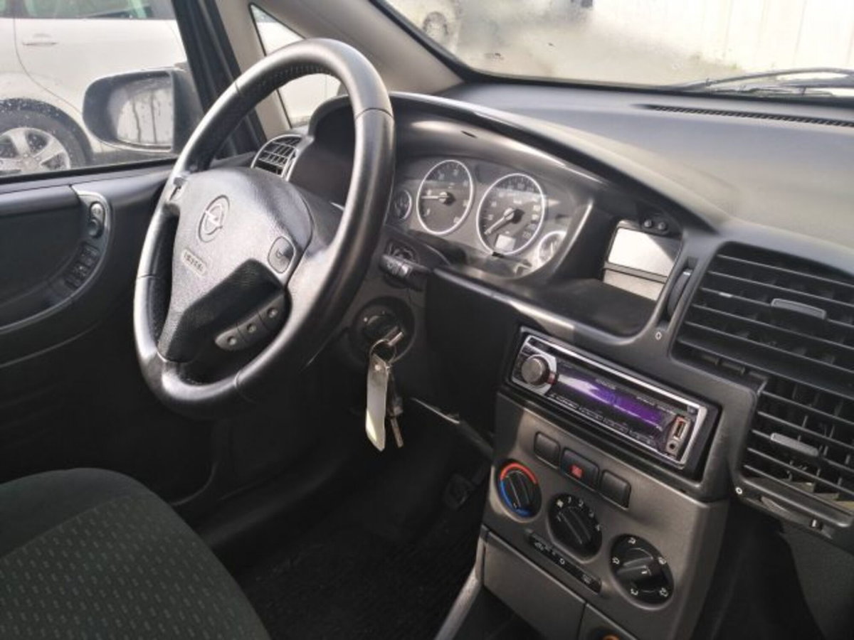 Opel Zafira 16V DTI cat Elegance (8)