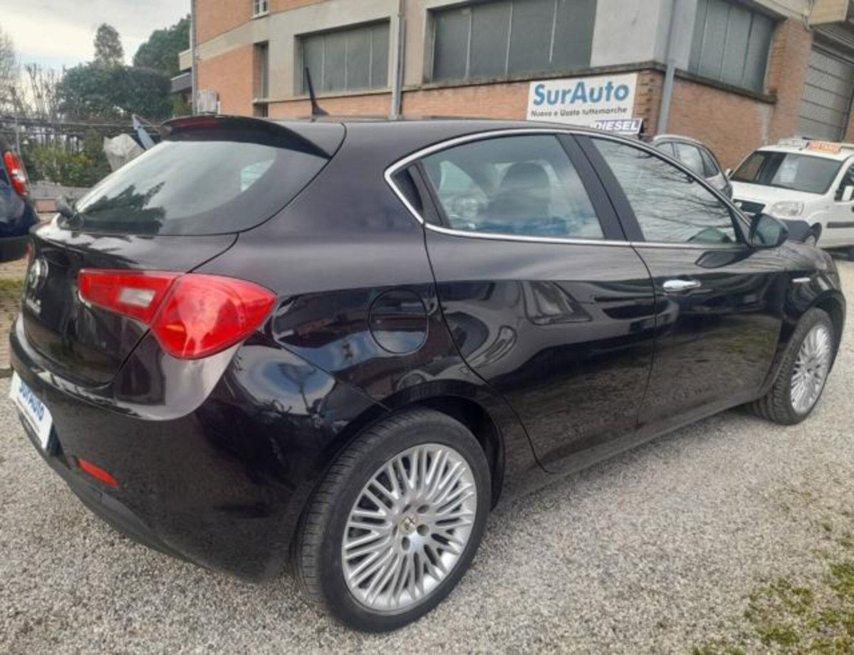 Alfa Romeo Giulietta 1.6 JTDm-2 Distinctive (6)