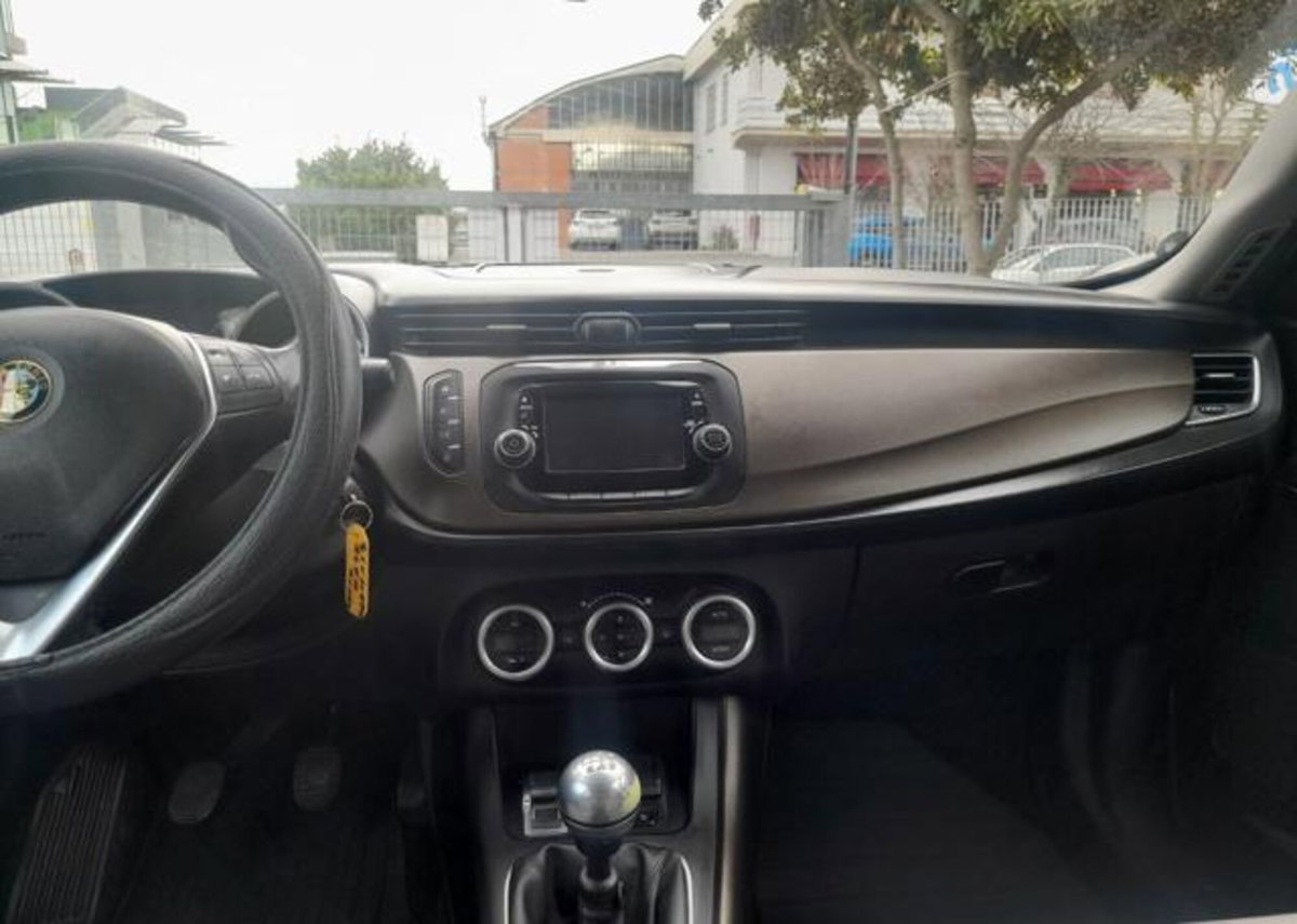 Alfa Romeo Giulietta 1.6 JTDm-2 Distinctive (8)