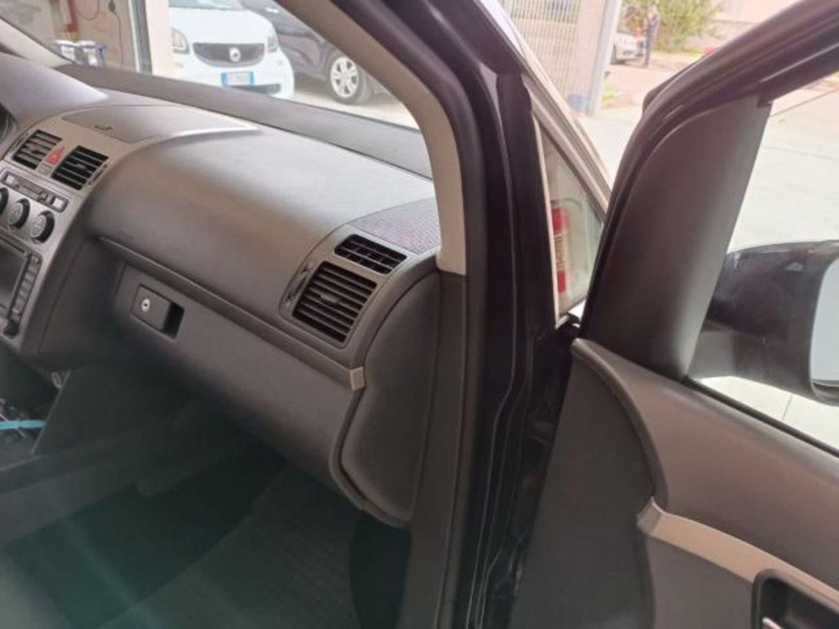 Volkswagen Touran TDI DPF DSG Highline (13)