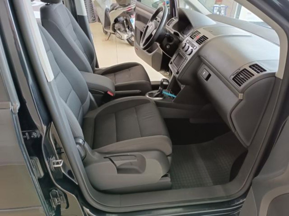 Volkswagen Touran TDI DPF DSG Highline (14)