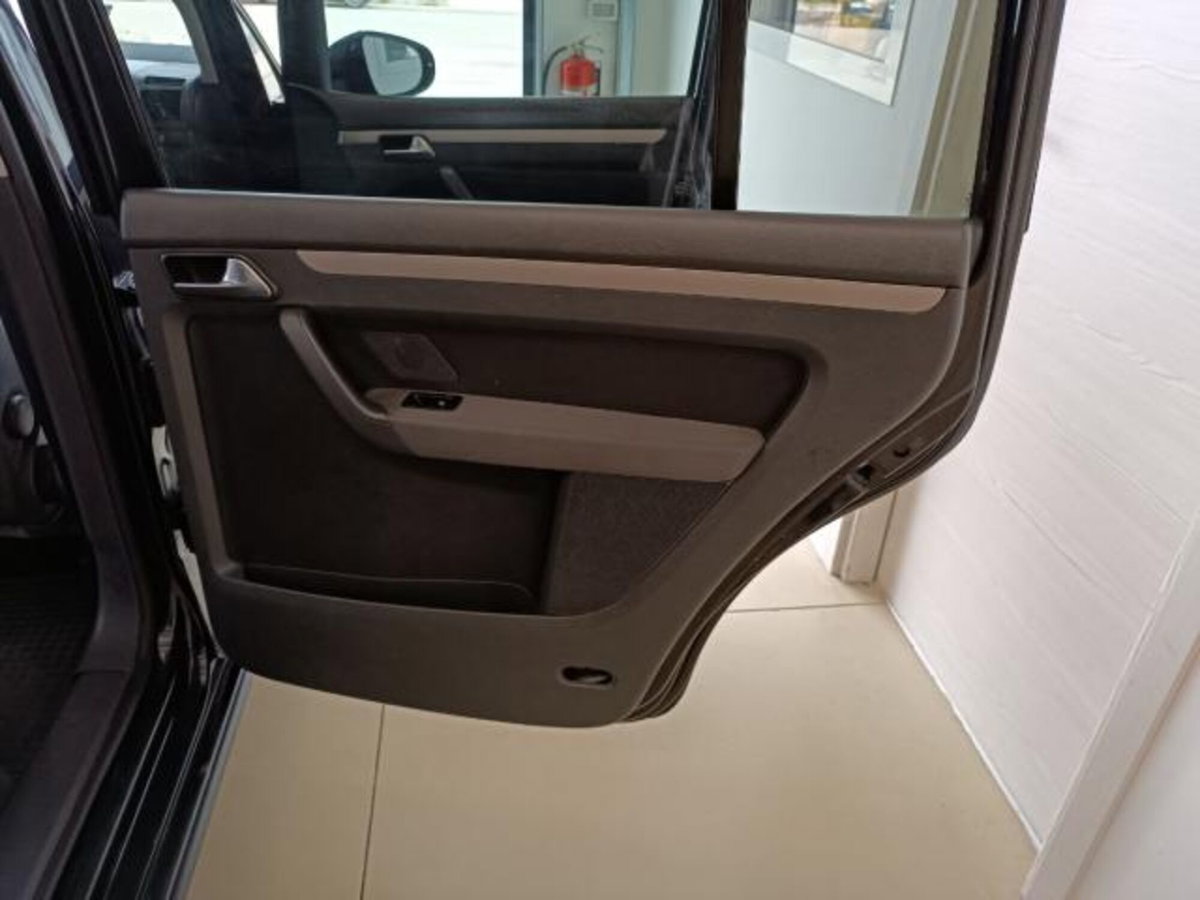 Volkswagen Touran TDI DPF DSG Highline (16)