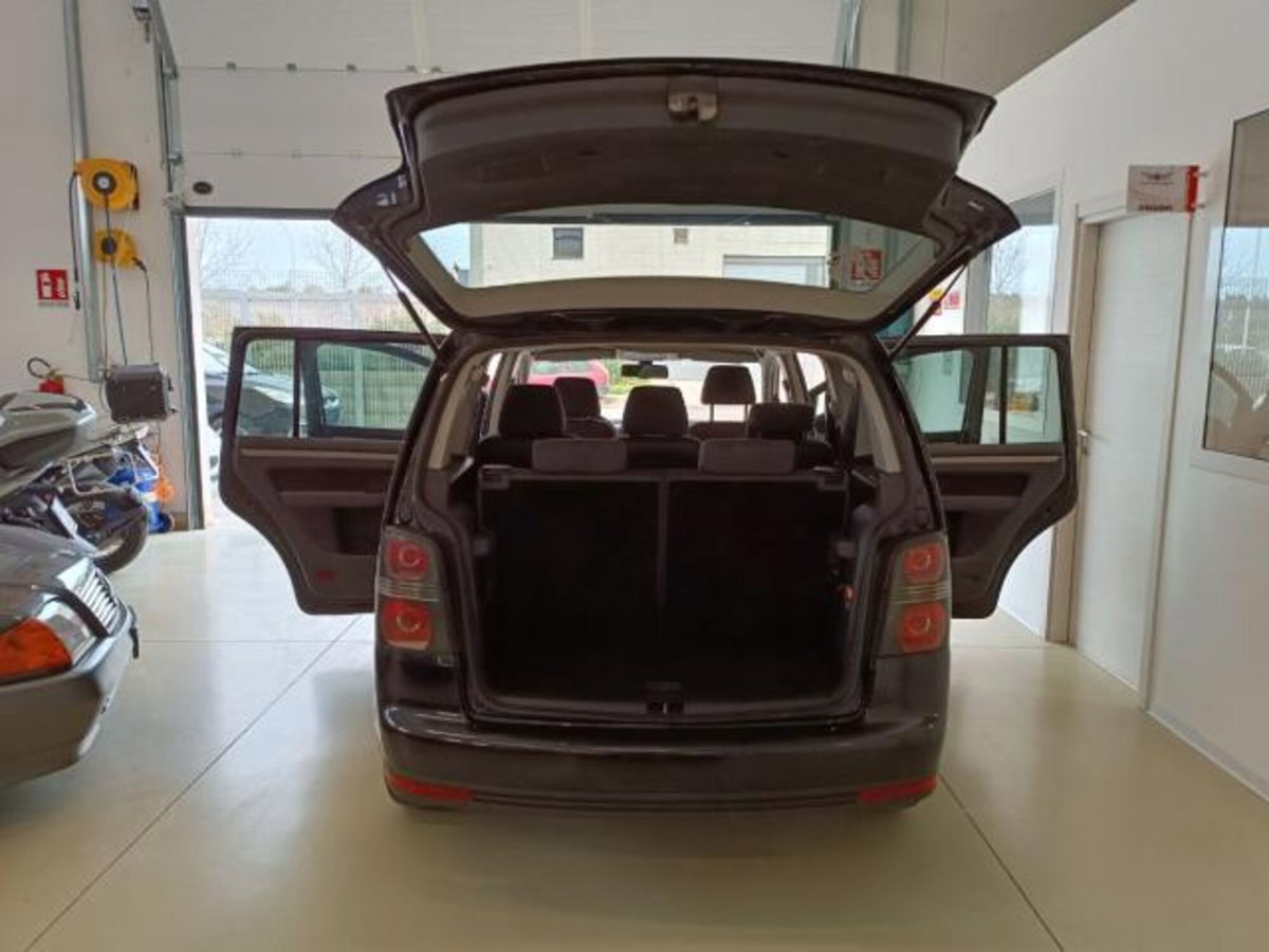 Volkswagen Touran TDI DPF DSG Highline (18)