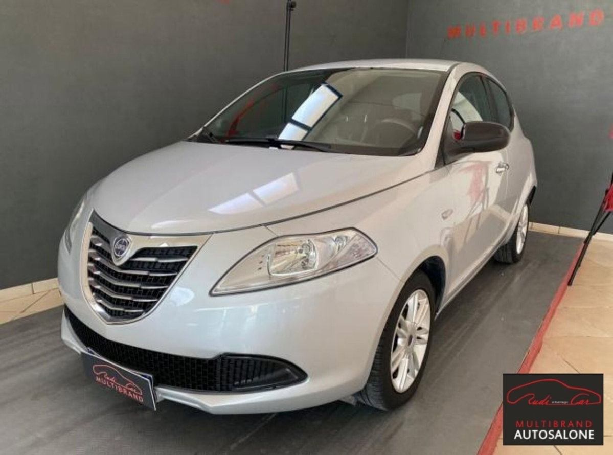 Lancia Ypsilon 1.2 69 CV 5 porte GPL Ecochic Silver (2)