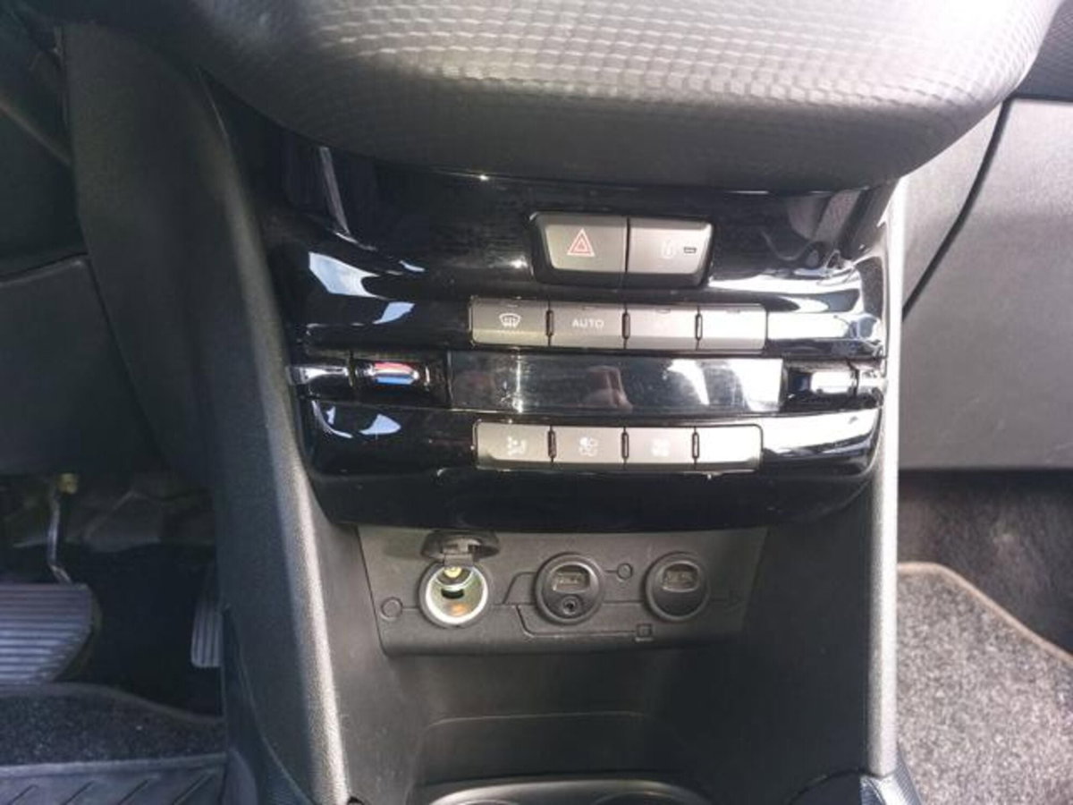 Peugeot 2008 e-HDi 92 CV Stop&Start robotizzato Active (10)