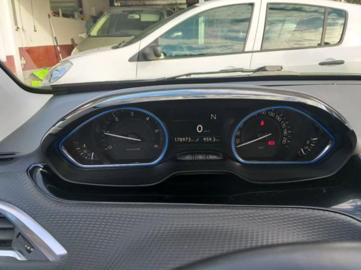 Peugeot 2008 e-HDi 92 CV Stop&Start robotizzato Active (11)