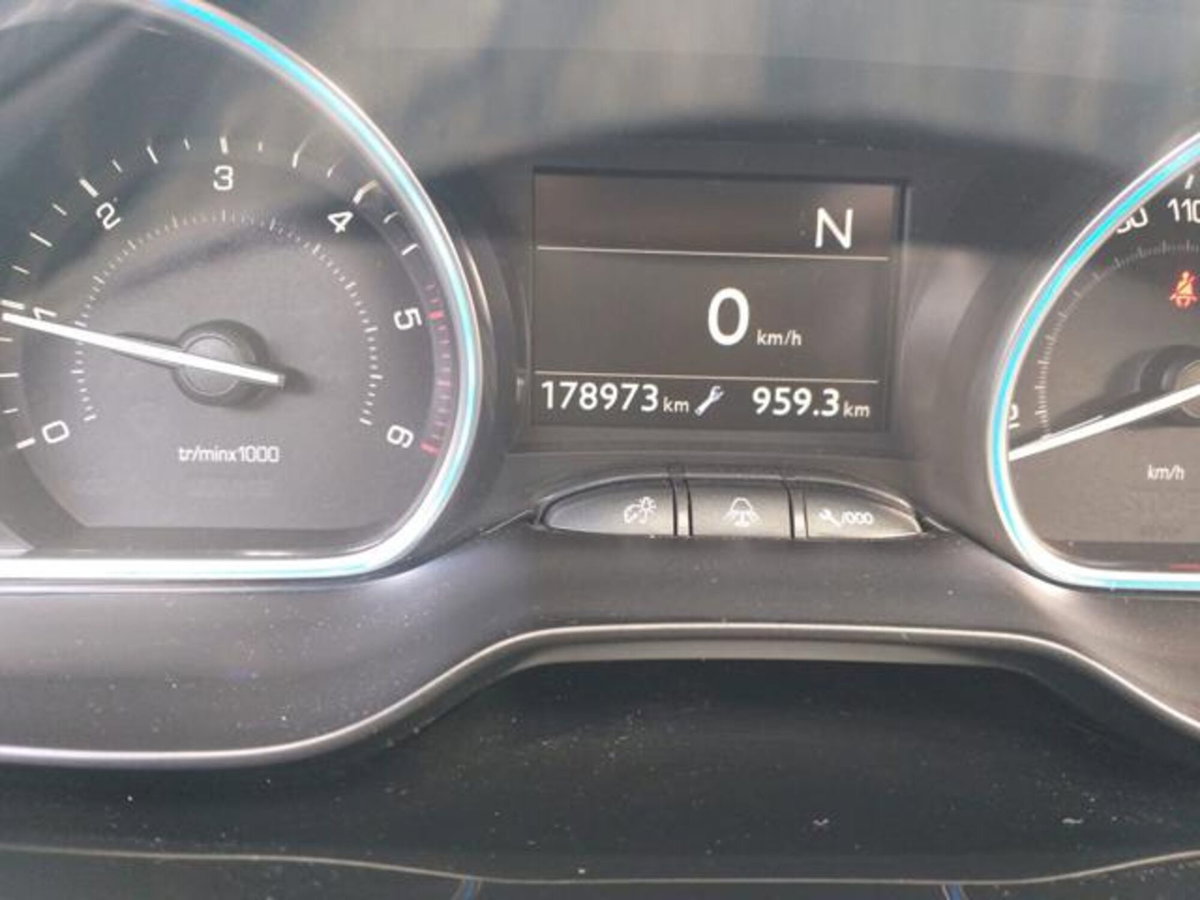 Peugeot 2008 e-HDi 92 CV Stop&Start robotizzato Active (7)