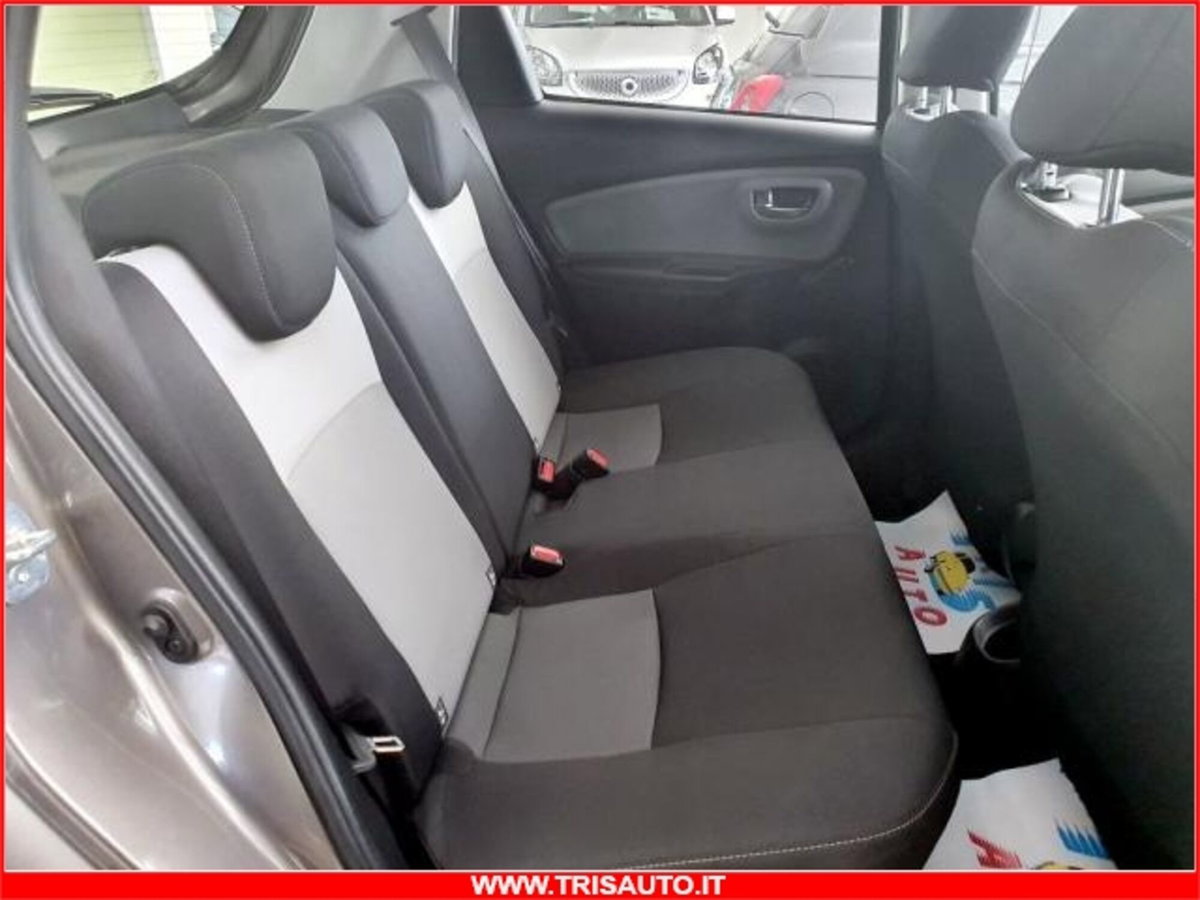 Toyota Yaris 1.0 5 porte Active (10)