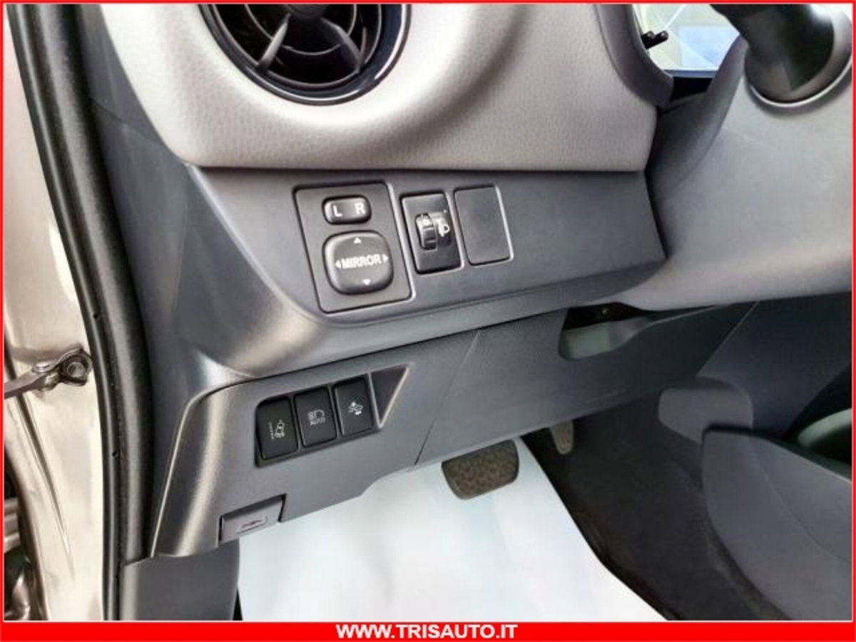 Toyota Yaris 1.0 5 porte Active (14)
