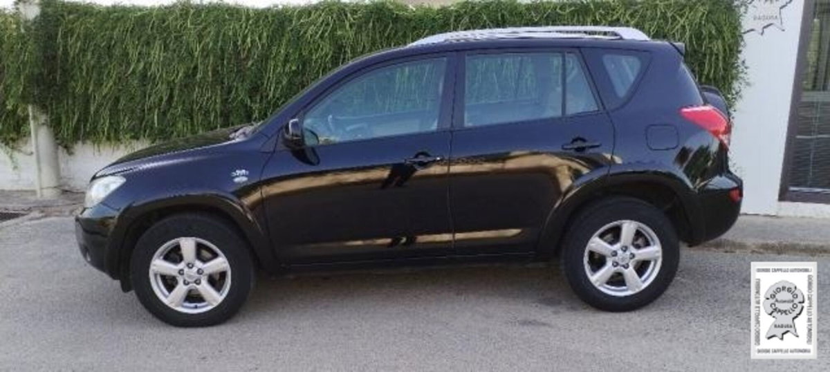 Toyota Rav4 2.2 D-4D 177 CV Luxury (2)