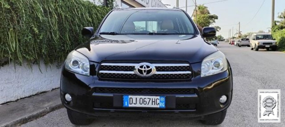 Toyota Rav4 2.2 D-4D 177 CV Luxury (4)