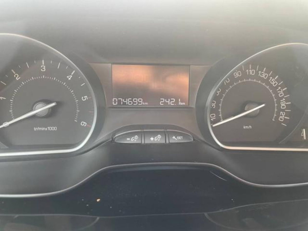 Peugeot 2008 100 Active (10)