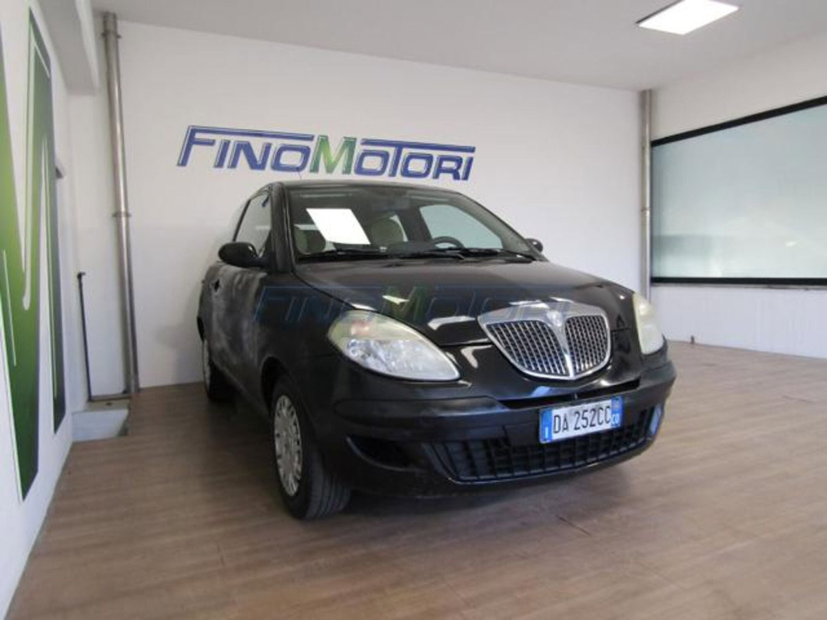 Lancia Ypsilon 1.2 (2)