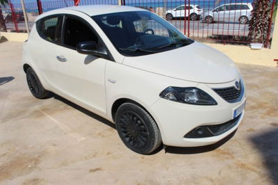 Lancia Ypsilon 1.0 FireFly 5 porte S&S Hybrid Ecochic Silver  usata