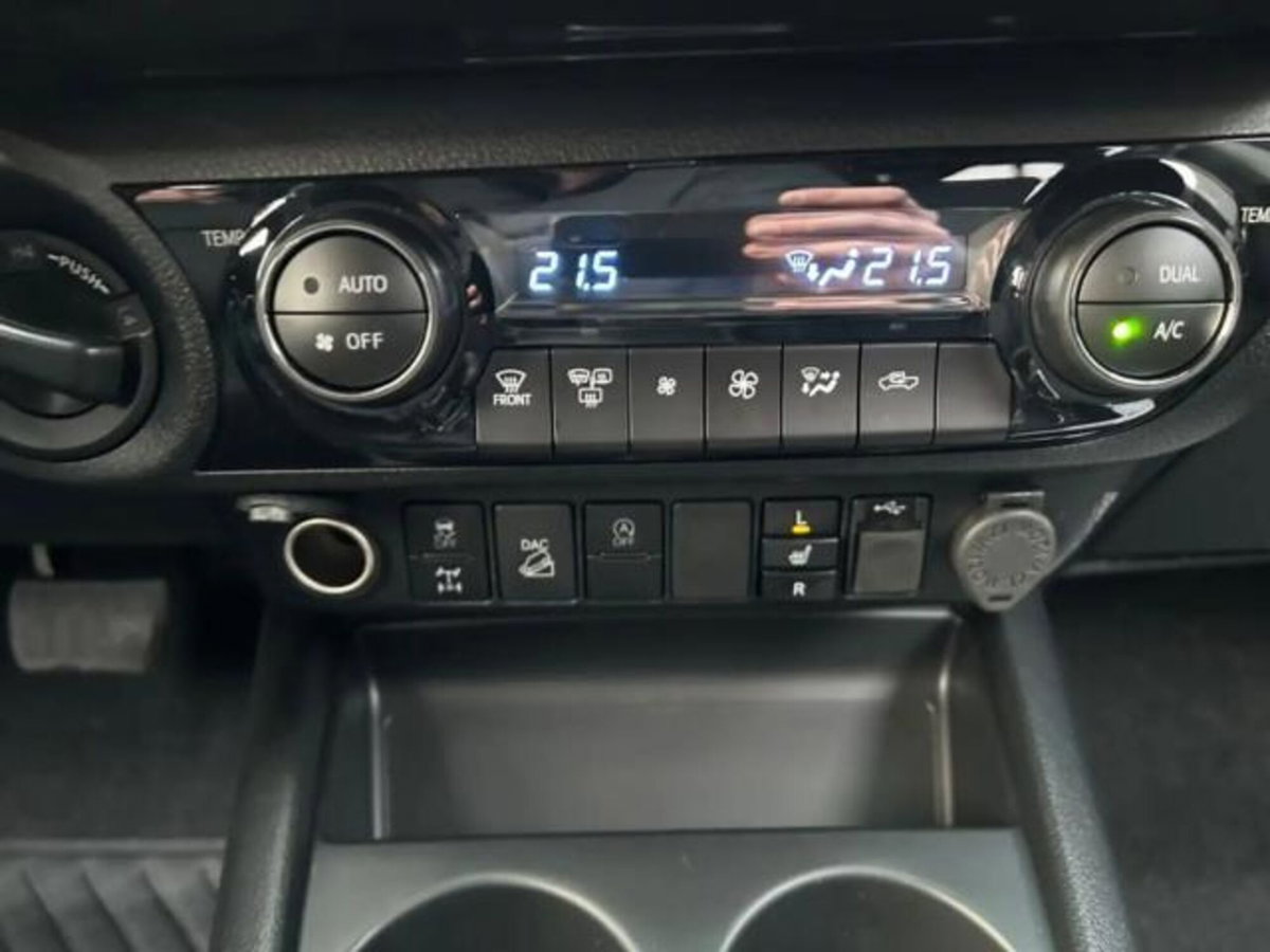 Toyota Hilux 2.D-4D 4WD 2 porte Extra Cab Lounge (9)