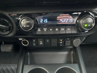 Toyota Hilux 2.D-4D 4WD 2 porte Extra Cab Lounge (9)