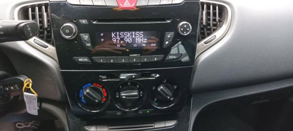 Lancia Ypsilon 1.2 69 CV 5 porte Gold (11)