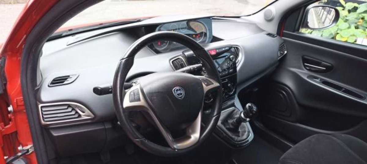 Lancia Ypsilon 1.2 69 CV 5 porte Gold (9)