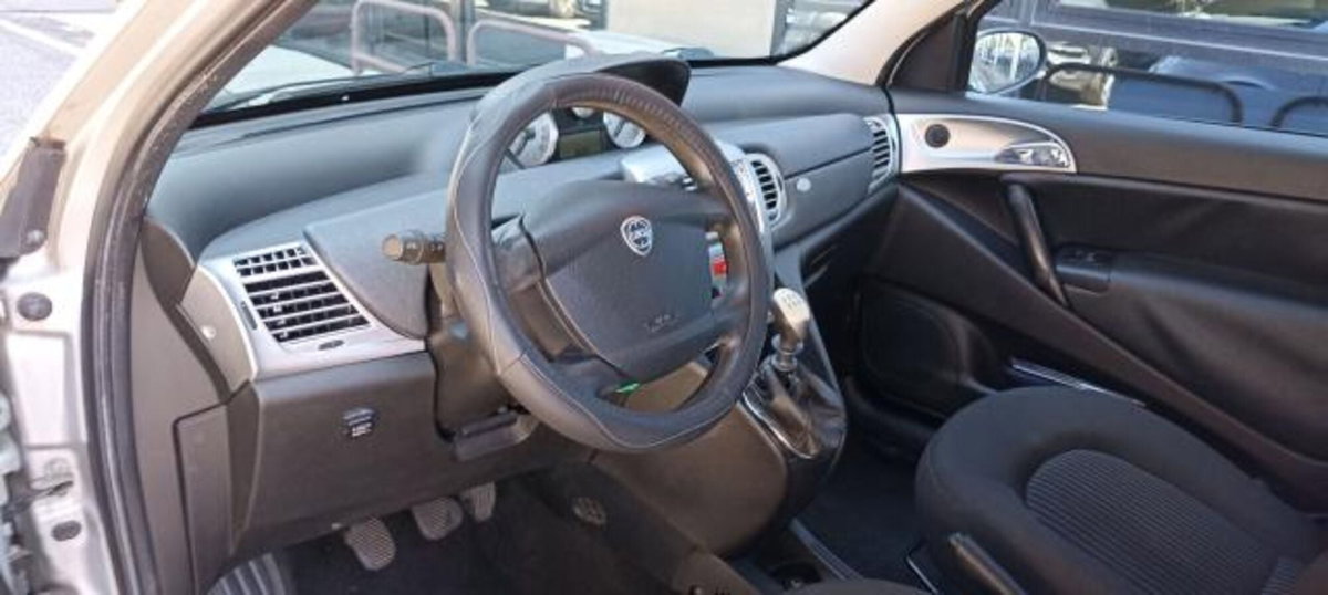 Lancia Ypsilon 1.4 16V MomoDesign (7)