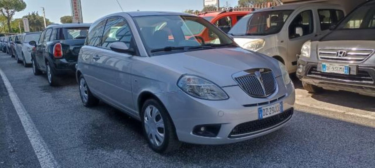 Lancia Ypsilon 1.4 16V MomoDesign (2)