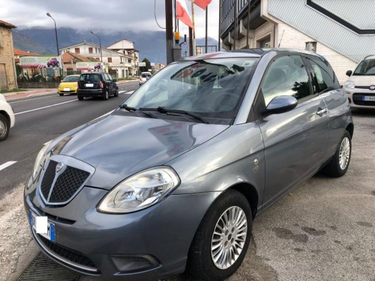 Lancia Ypsilon 1.3 MJT 75 CV Platino (2)