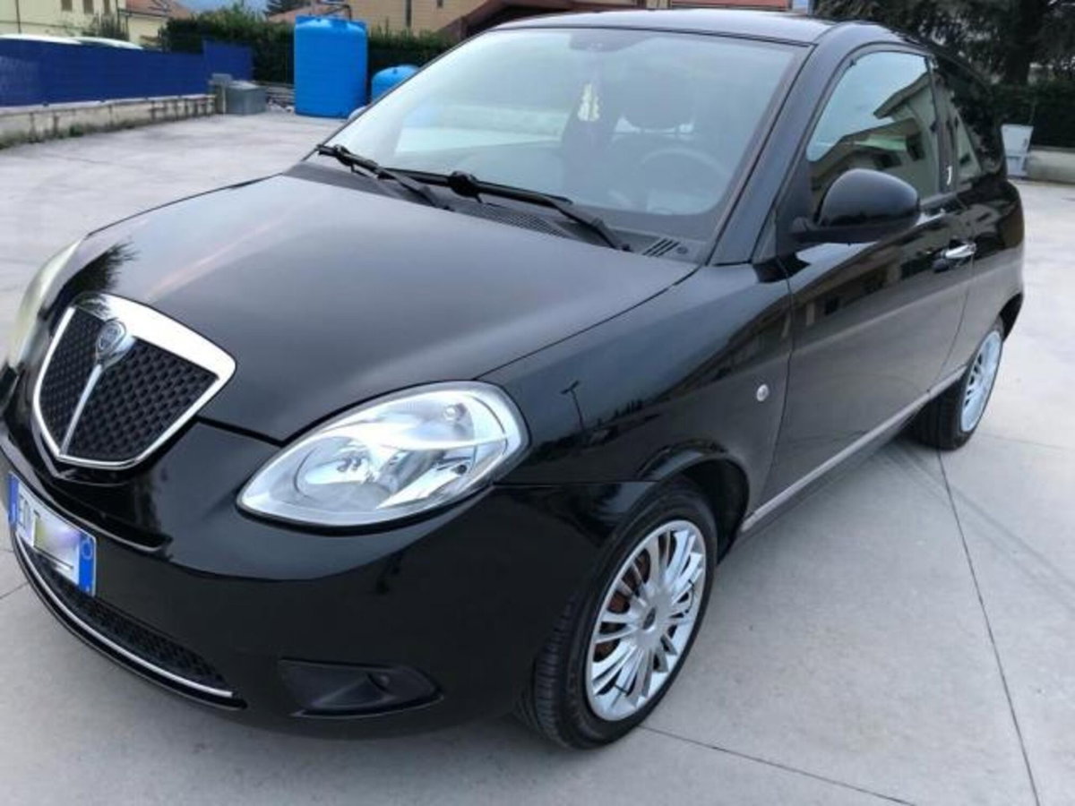 Lancia Ypsilon 1.3 MJT 75 CV Platino (2)