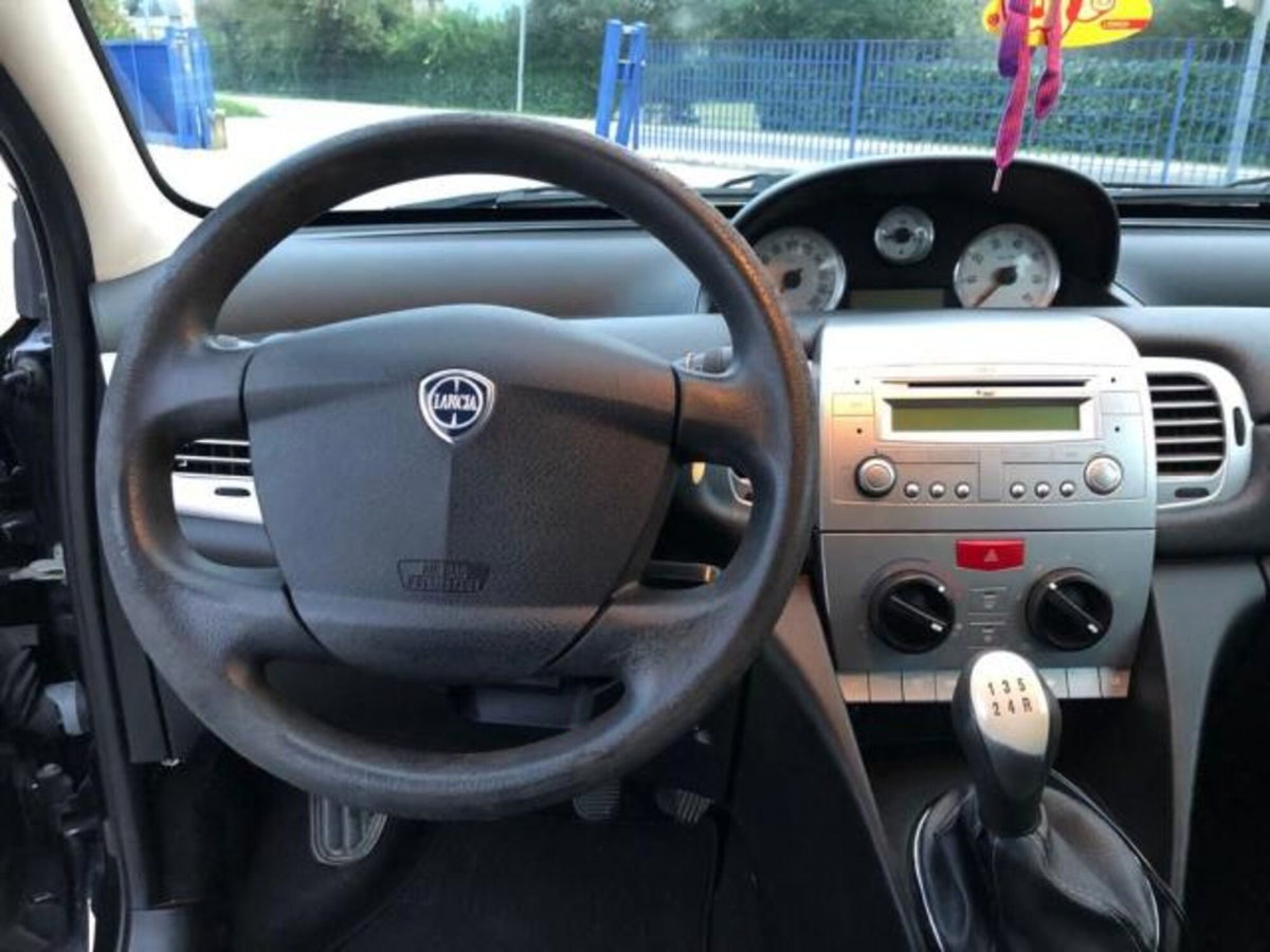 Lancia Ypsilon 1.3 MJT 75 CV Platino (13)