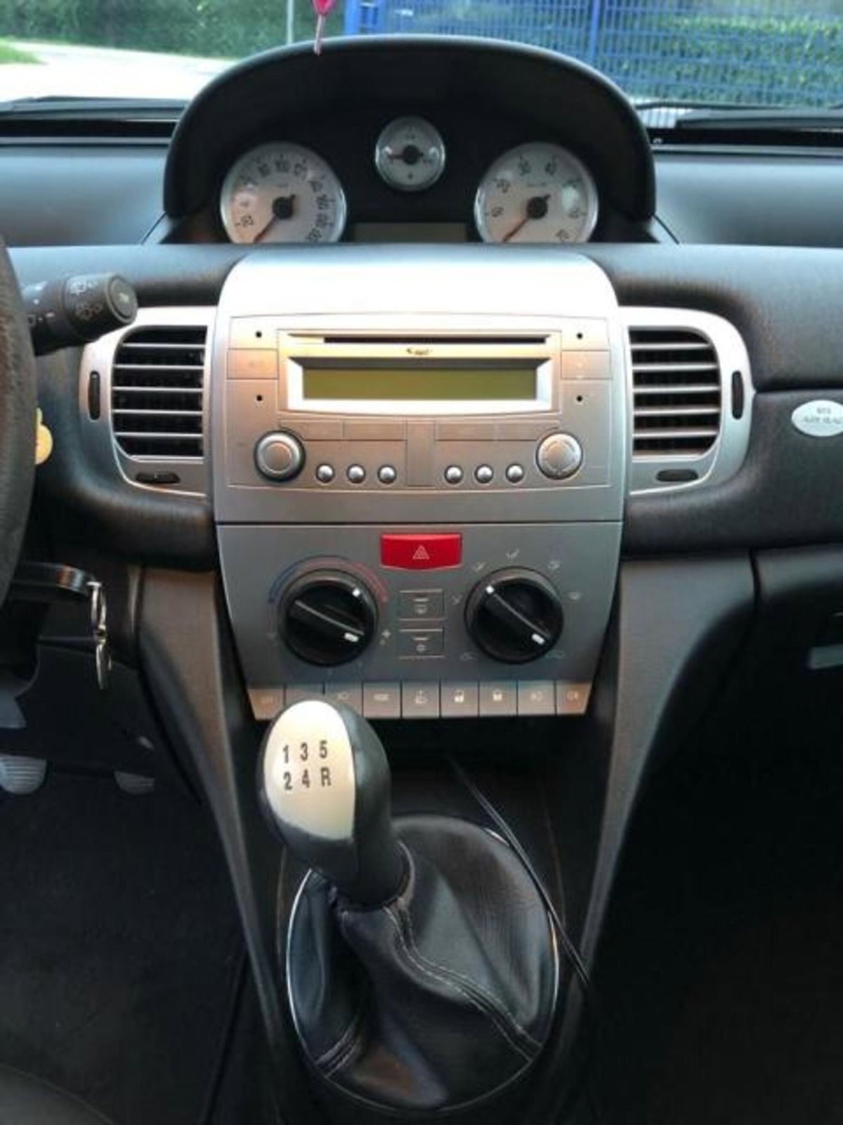 Lancia Ypsilon 1.3 MJT 75 CV Platino (14)