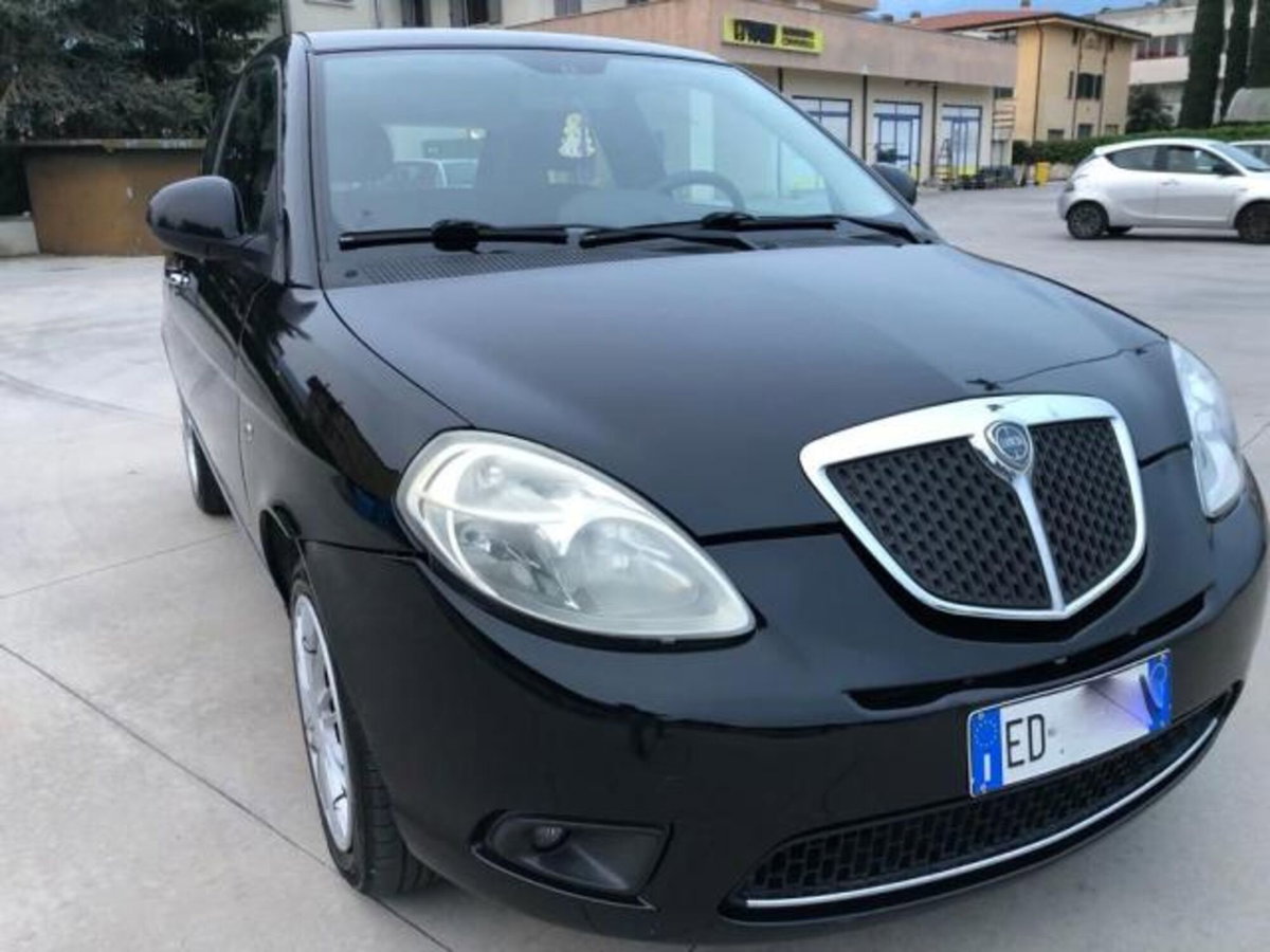 Lancia Ypsilon 1.3 MJT 75 CV Platino (3)