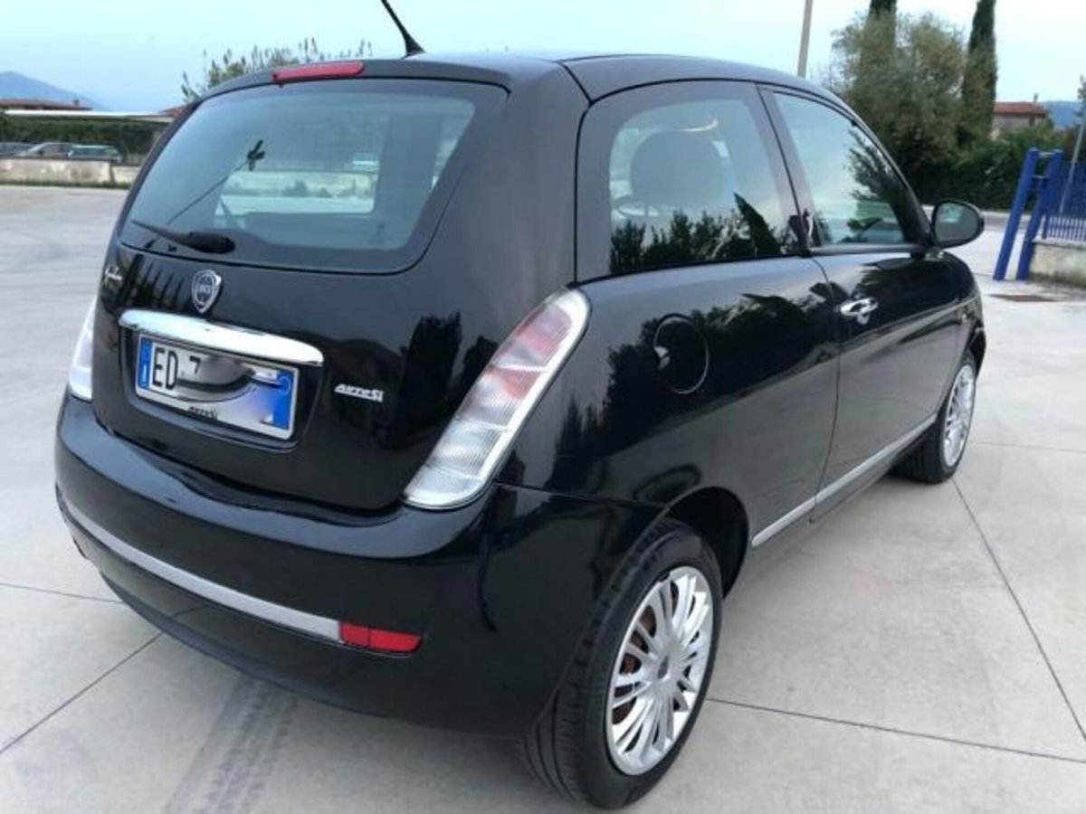 Lancia Ypsilon 1.3 MJT 75 CV Platino (4)
