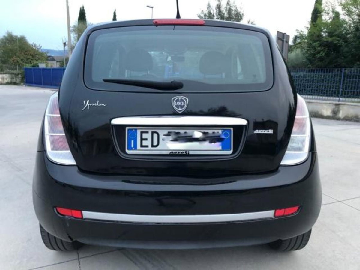 Lancia Ypsilon 1.3 MJT 75 CV Platino (5)