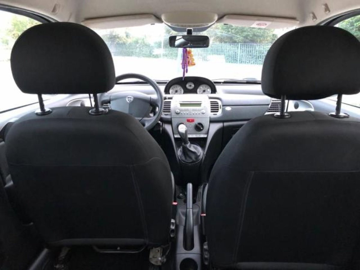 Lancia Ypsilon 1.3 MJT 75 CV Platino (11)