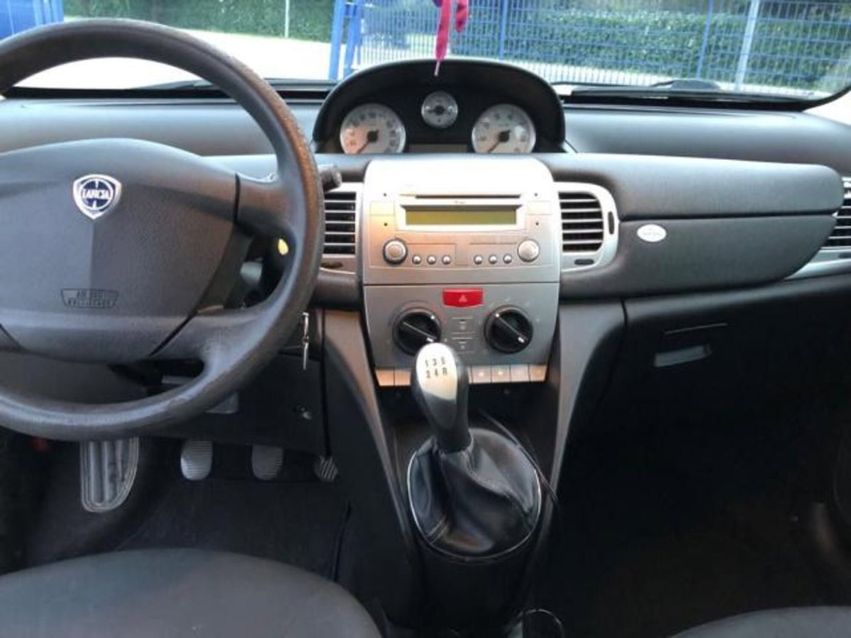 Lancia Ypsilon 1.3 MJT 75 CV Platino (12)