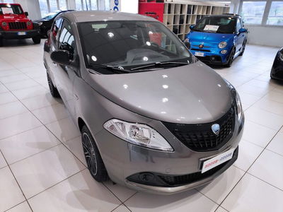 Lancia Ypsilon 1.0 FireFly 5 porte S&S Hybrid Ecochic Silver  nuova