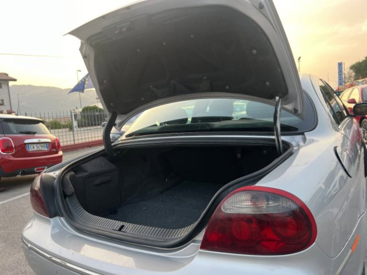 Jaguar S-Type 2.7 diesel V6 Executive (13)