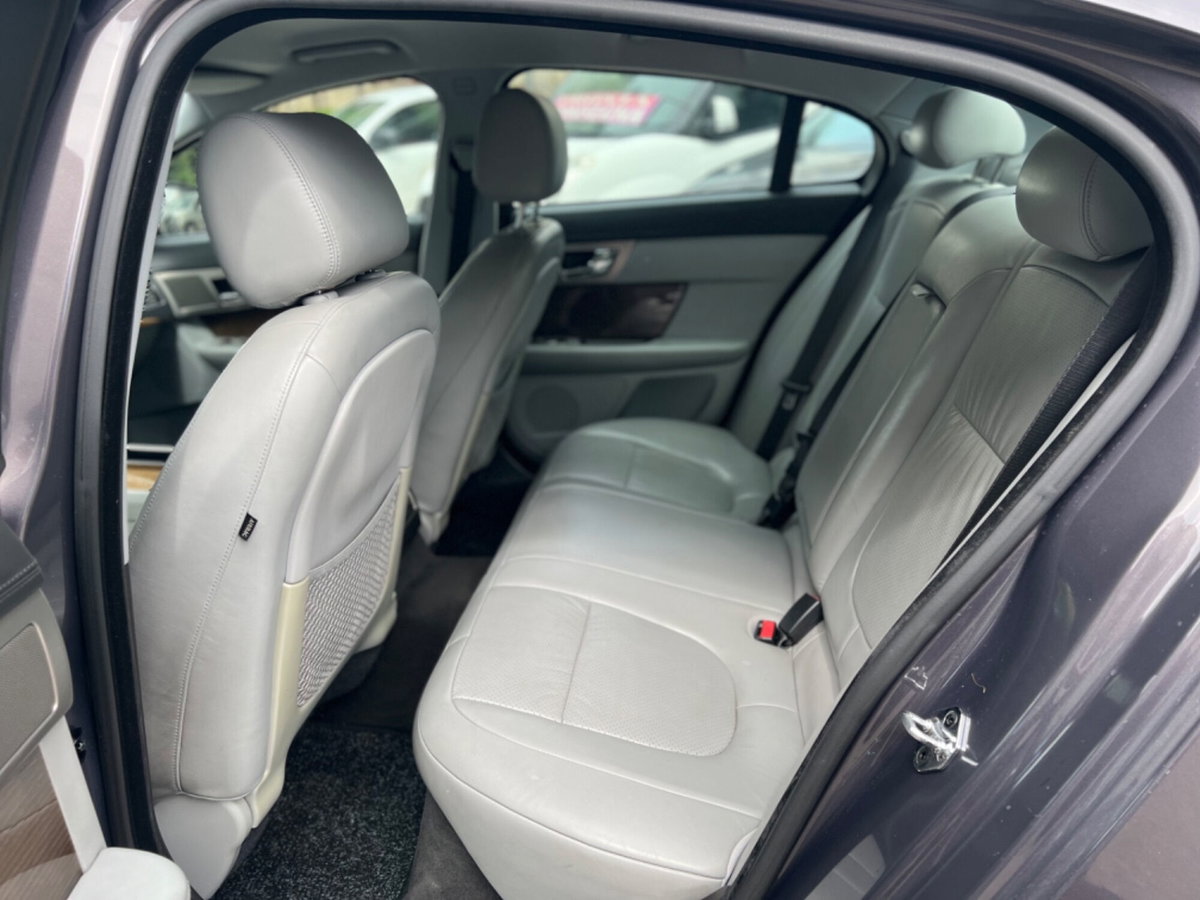 Jaguar XF 2.7D V6 Premium Luxury (10)
