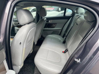 Jaguar XF 2.7D V6 Premium Luxury (10)