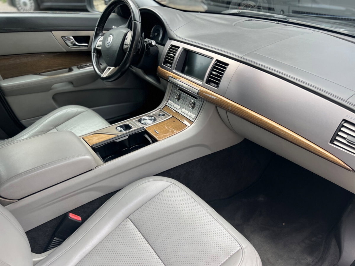 Jaguar XF 2.7D V6 Premium Luxury (11)